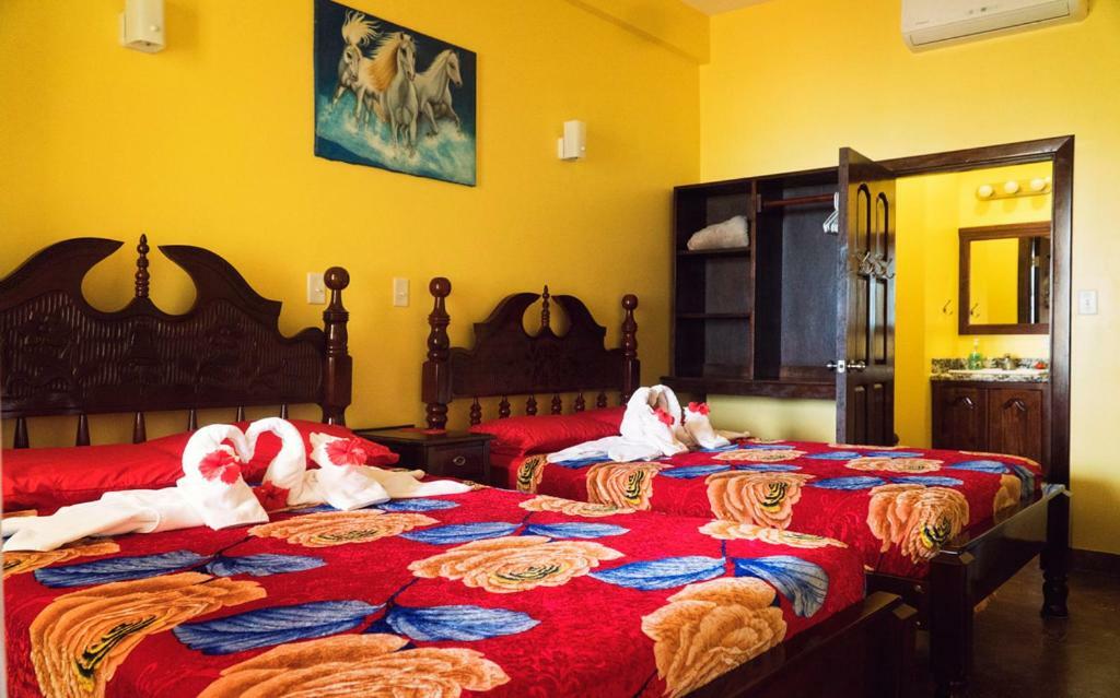 The White Horse Inn - Hopkins Village Beach Belize Eksteriør billede